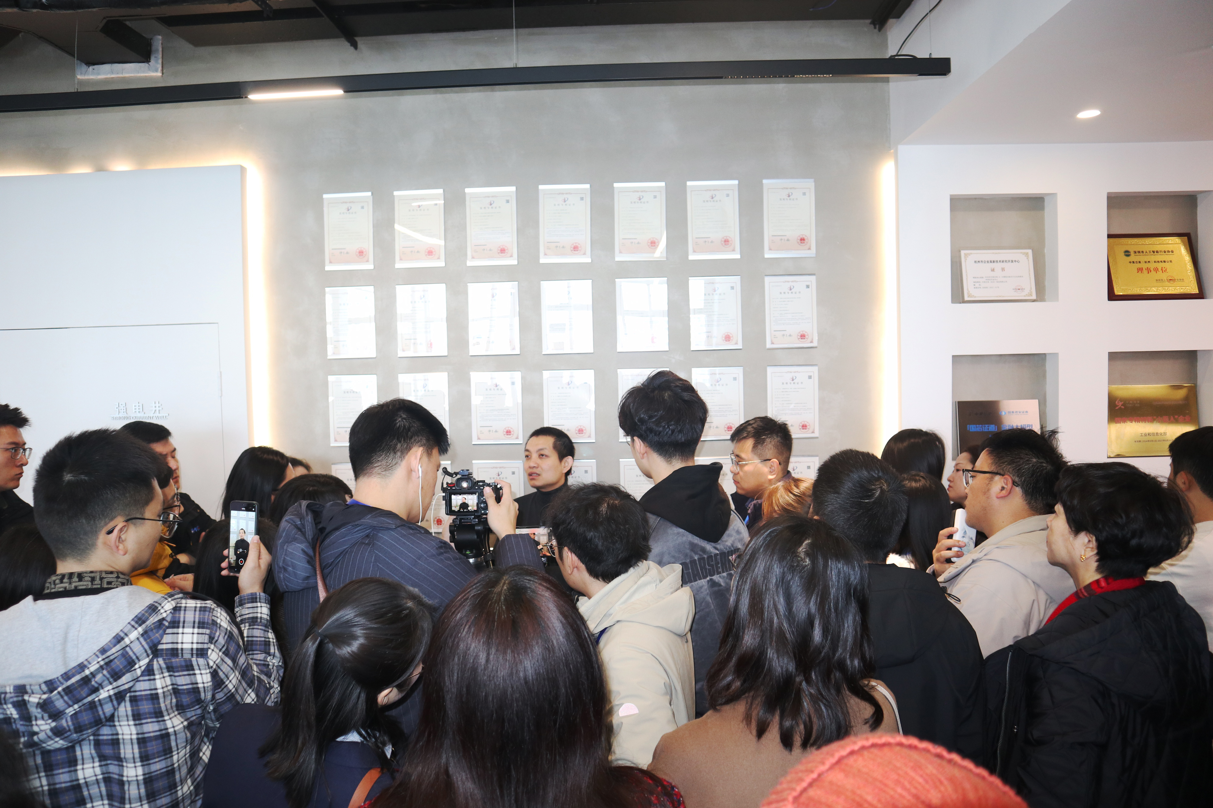 中昊芯英作为浙江民营经济高质量发展代表企业，接受30余家媒体集体探访