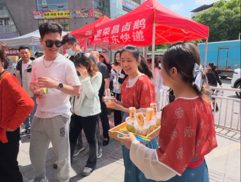 “卤鹅还没吃到，冰梅见先喝饱了” 荣昌五一解锁吃喝新体验
